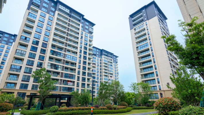 鉴湖南院外景图