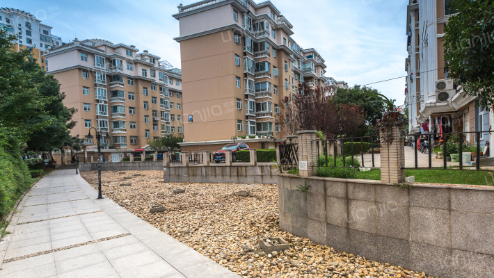 百家湖西花园巴黎城外景图