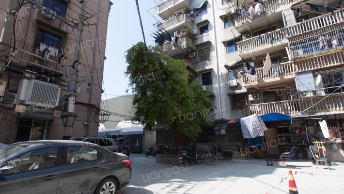 荣兴里巷外景图