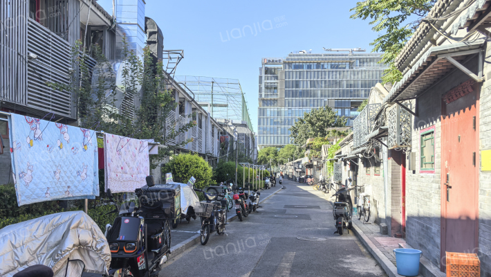 闹市口中街外景图