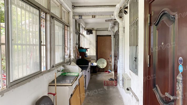 控江路646号外景图