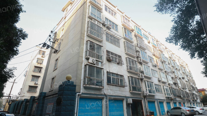 绿茵水岸外景图