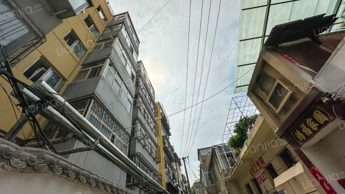 市服务公司家属楼外景图