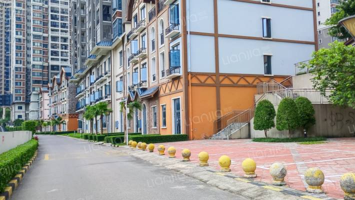 吉维尼鲜花小镇外景图