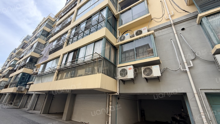 万鸿银座外景图