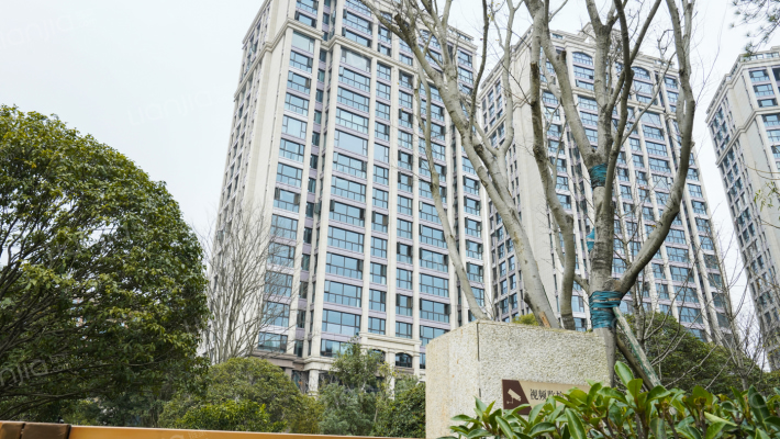 天际藏玉外景图