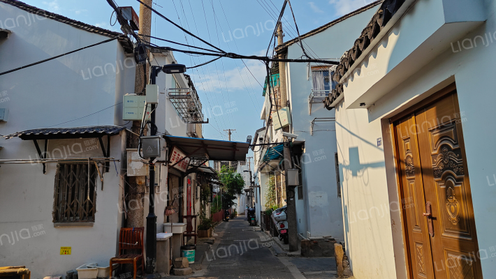 石塔横街外景图