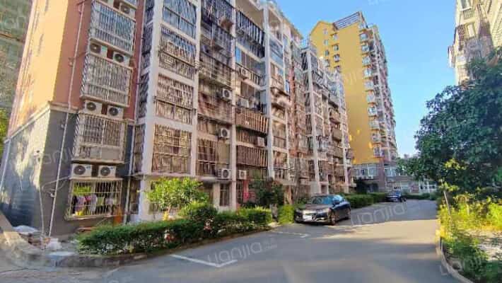 聆湖春天外景图