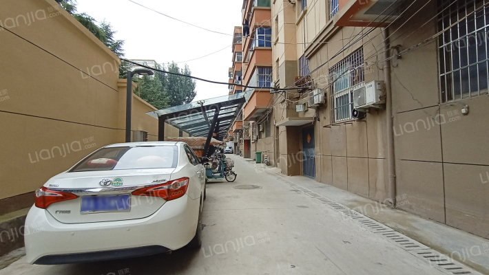 中牟汽拖配件厂家属院外景图