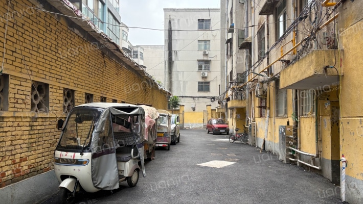 袜厂家属院外景图