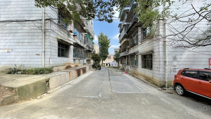 教师住宅楼外景图