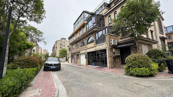 河畔春风外景图