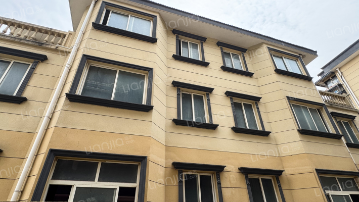 万峰四期小区外景图