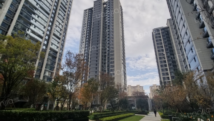 俊发俊云峰外景图