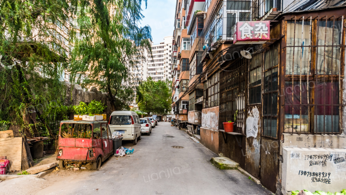 东电里街外景图