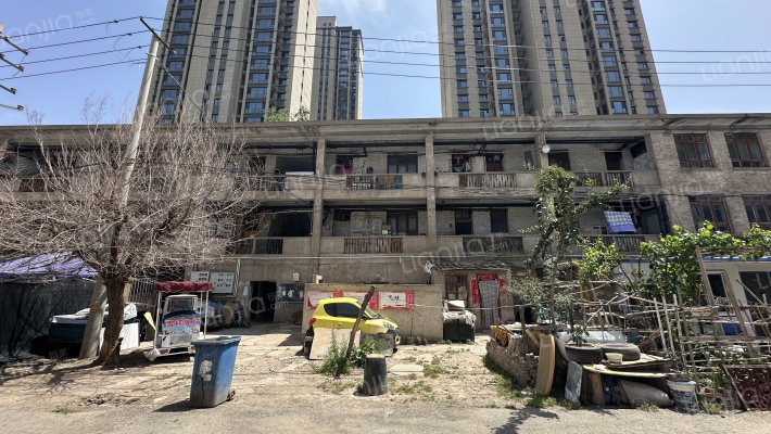 三五一二工厂家属院外景图