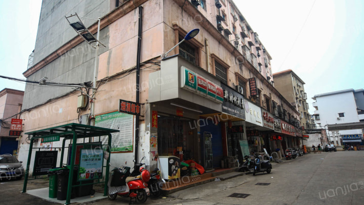 新时代广场旁散房外景图