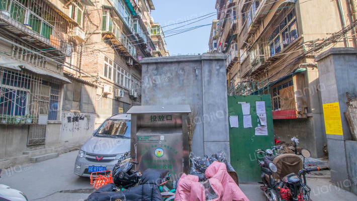 易俗家属院外景图