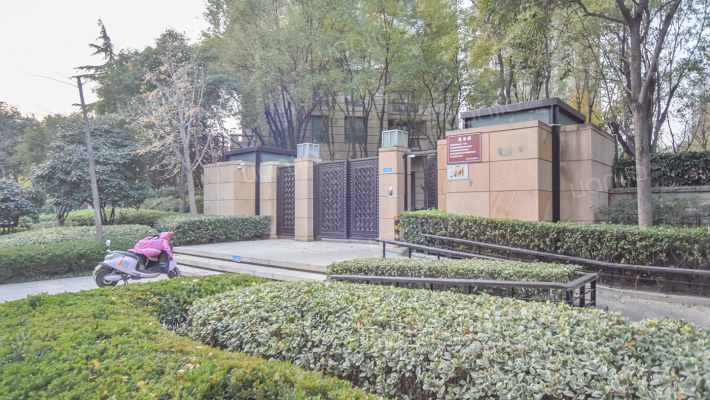 普罗旺世罗曼维森西院外景图