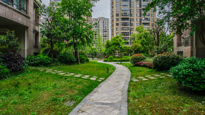 卢浮花园外景图