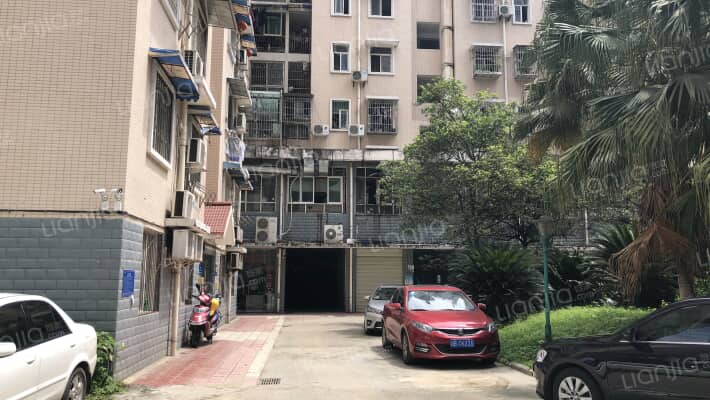 滨河苑小区外景图