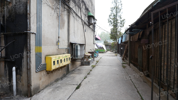 施营加油站家属院外景图