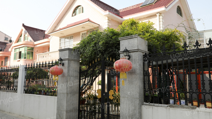 紫照花园外景图