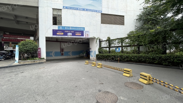 五彩生活广场外景图