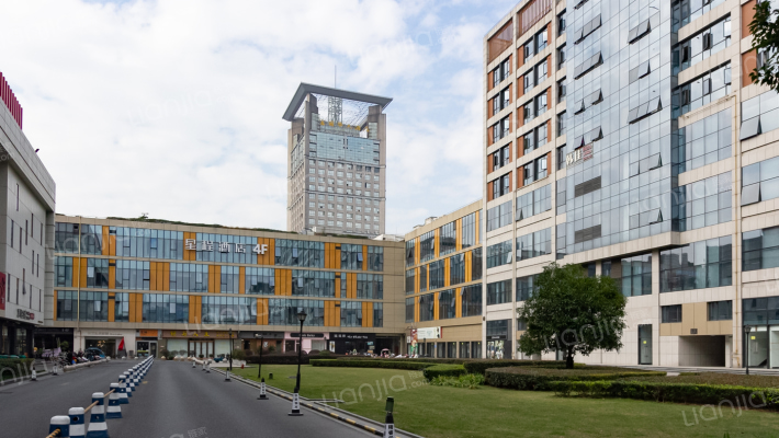 蓝天商业中心外景图