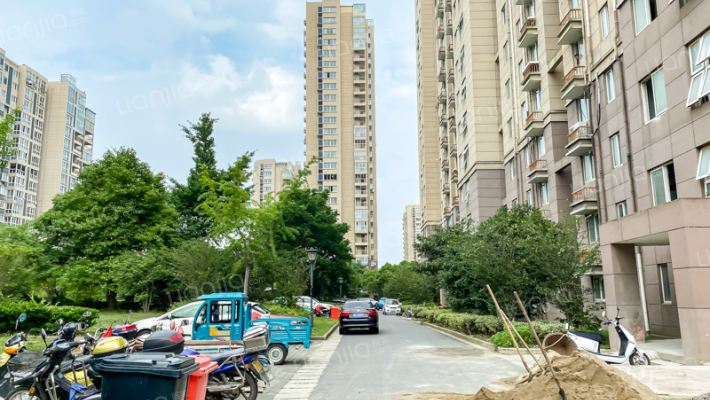 解放新村中央花园外景图