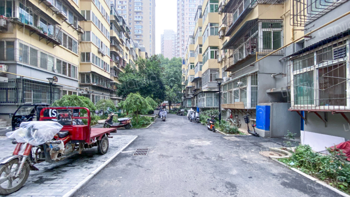 石棉厂家属院外景图