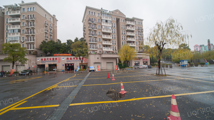 湖畔宽邸中央郡外景图