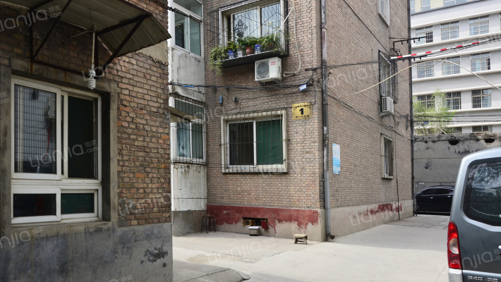 建行宿舍楼外景图