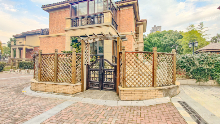 卜振路205号外景图