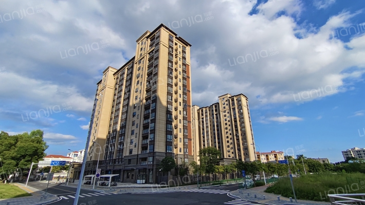 海投云山郡外景图