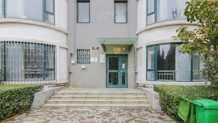 山顶御金城外景图