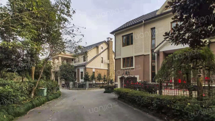 云山秀水外景图