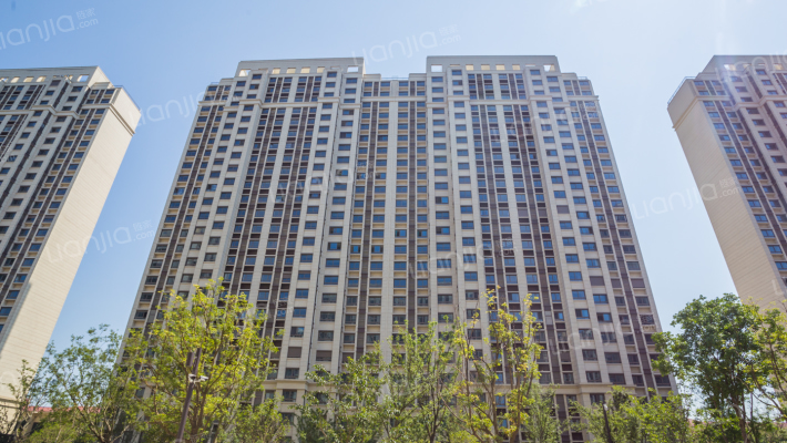 绿地奥莱缤纷广场外景图