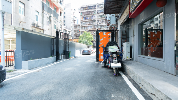 大江家院外景图