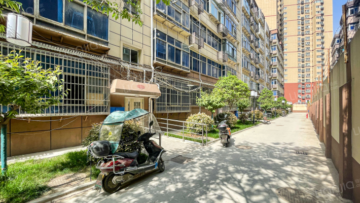 商行家属院外景图