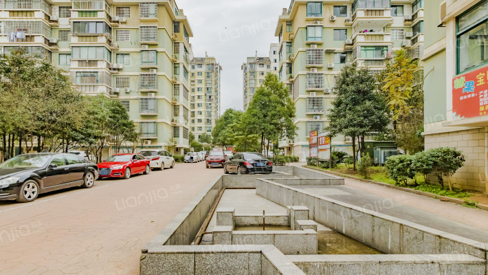 月泉花城外景图