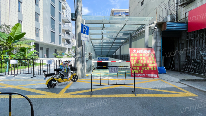 信合家属院外景图