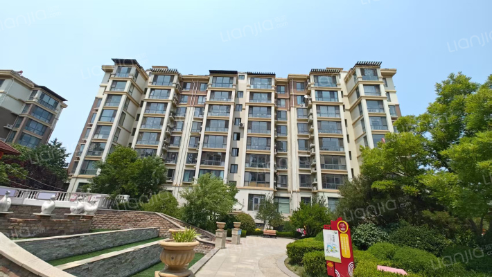 廊桥水岸外景图