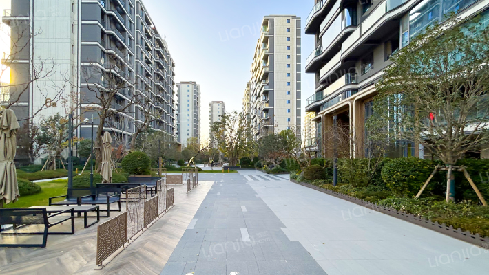 润玺臺观雲外景图