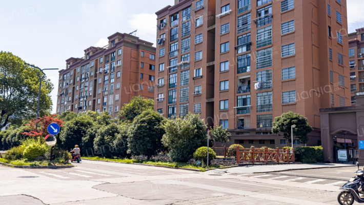 梅园花庭外景图