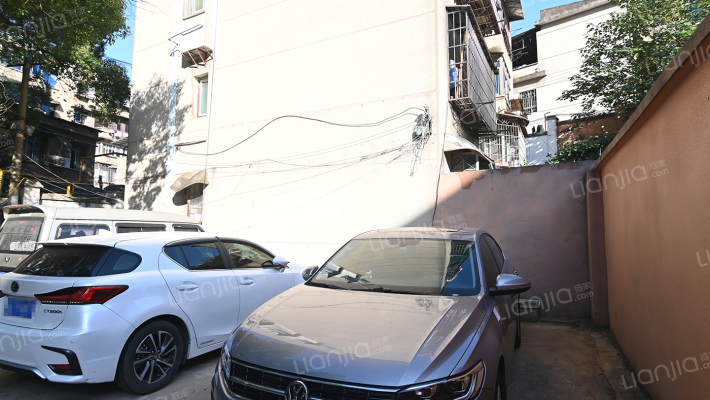 砚瓦池小学宿舍外景图