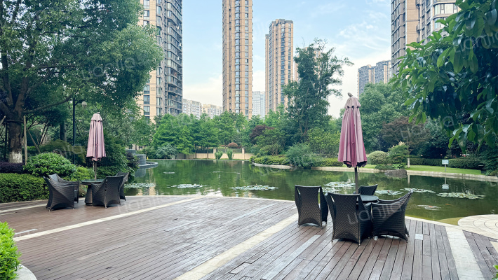 新湖春晓外景图