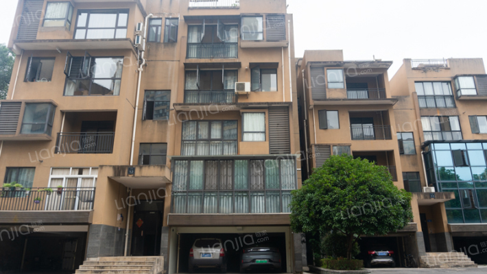 中航山水蓝天外景图