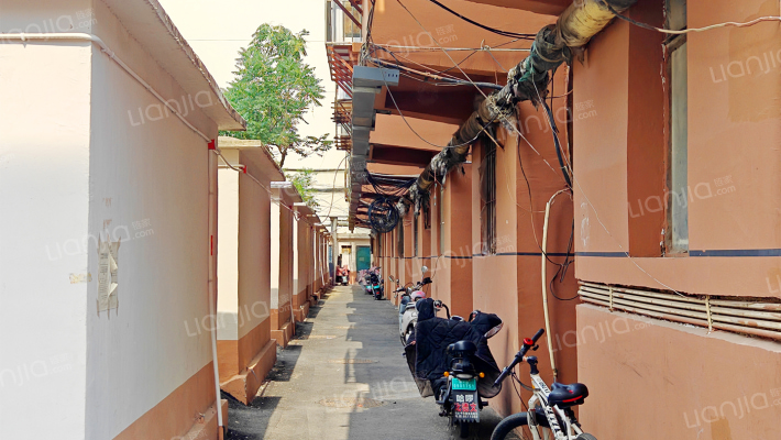 科大社区房管局宿舍外景图