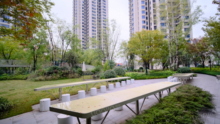 御璟湖山云极外景图